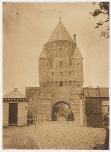 Kleine Houtpoort, Haarlem met Eduard I. Asser (2) en Adolphe Mouilleron (1), 1855 (Noord-Hollands Archief)